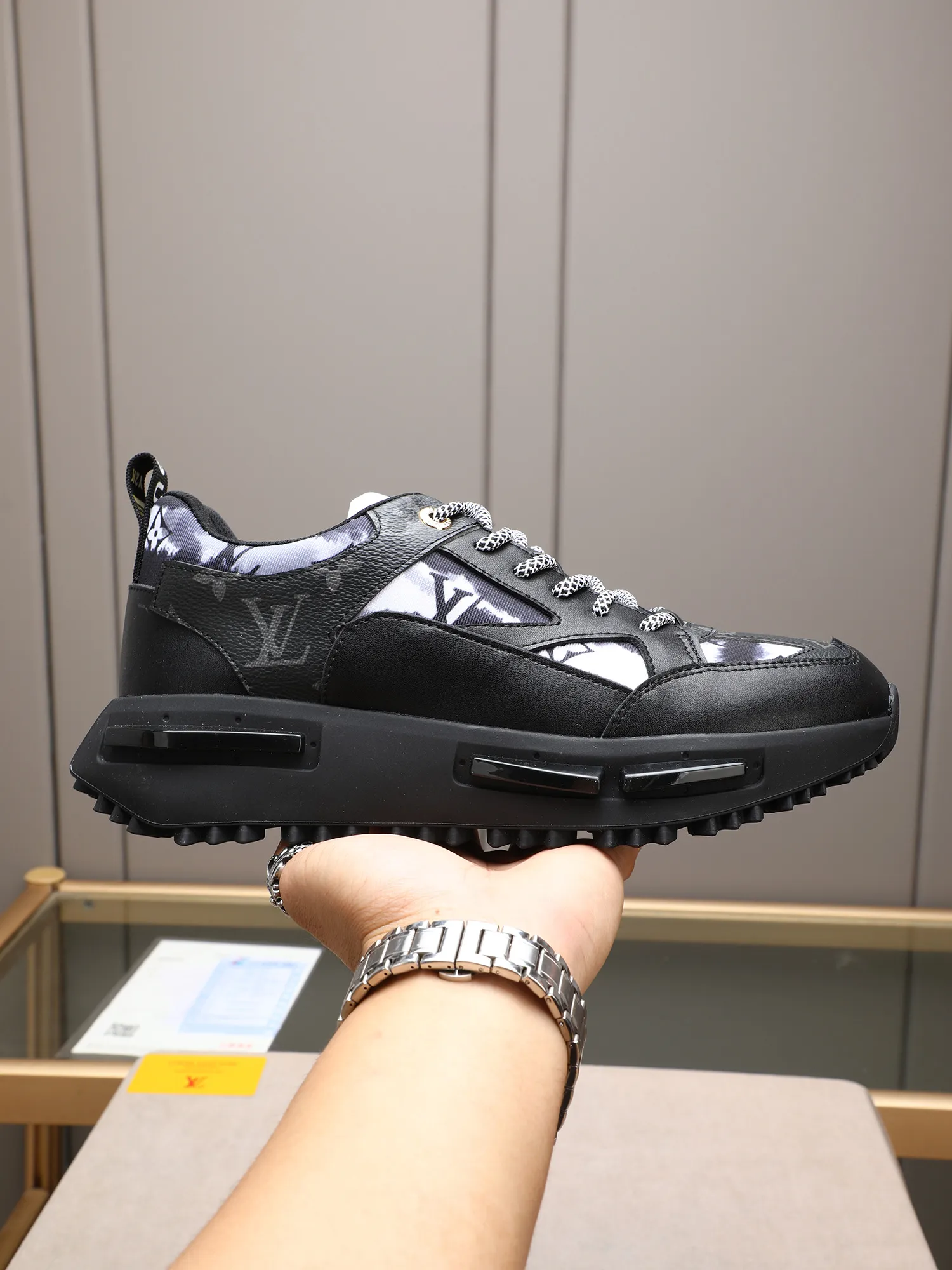 Men's shoes 💰460 [LV] Made of imported L special fabric spliced ​​with cowhide and comfortable mesh lining. Privately molded foam TPU outsole, super light and comfortable on the feet! Perfect last shape, generous and fashionable design, 4 colors available! Code number: 38–44 (45 customized